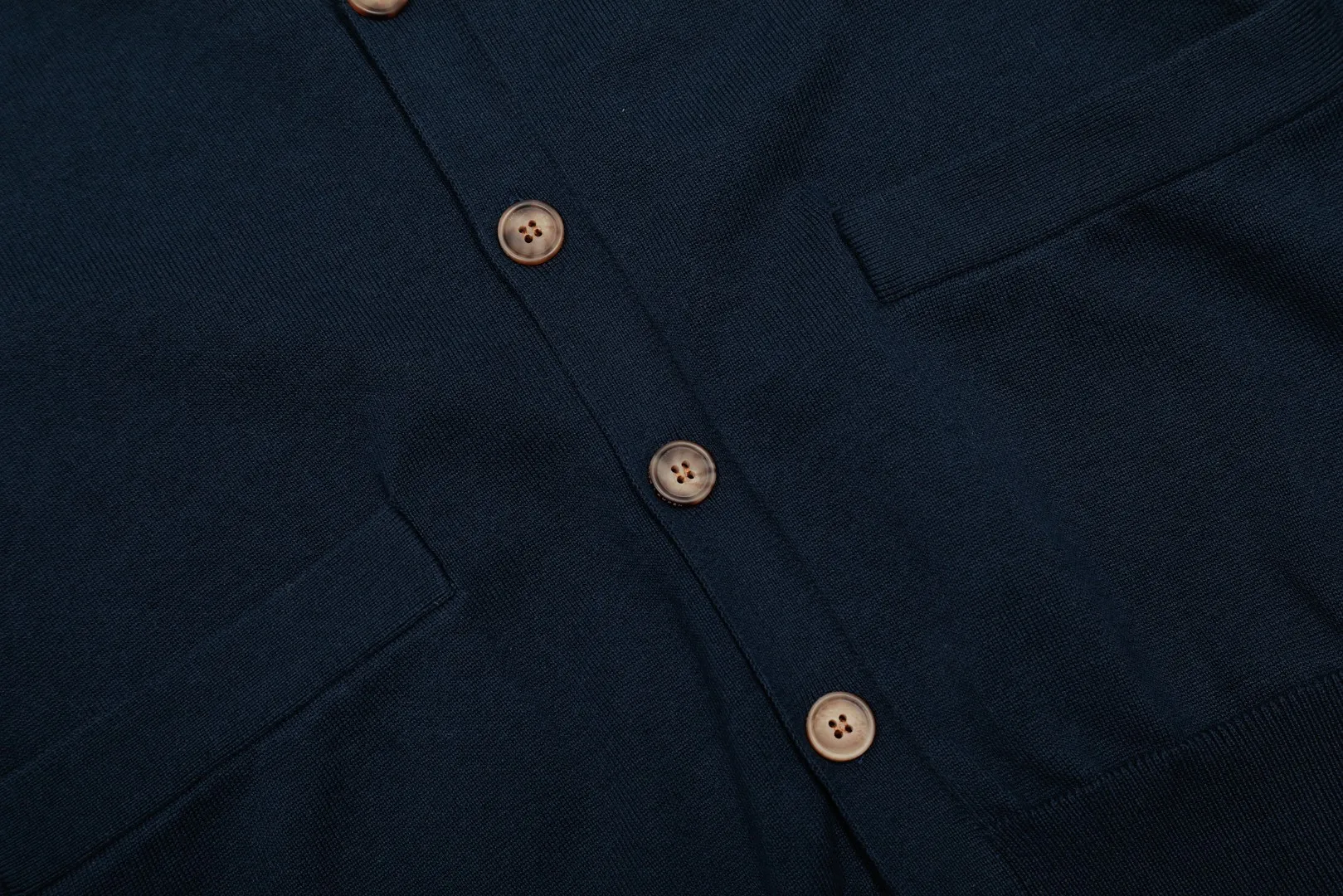 P250 Top quality" Style number: DS813# (not off the shelves all year round) [Ralph Lauren V-neck solid color pony embroidered logo jersey basic cardigan] ✅Ralph Lauren Ralph Lauren classic basic versatile knitted cardigan jacket for men and women couples ✅Main supplier platform live broadcast Wholesale entity Replenish when out of stock Not off the shelf ✅ZP quality 1:1 version Scan the code to enter the GF website Counter quality ✅Detailed quality is the only one in Guangzhou Imported quality cotton yarn, focusing on high-end, cost-effective, good quality needless to say. ✅Restore the original version. The maximum size can be worn up to 180 pounds. Loose, comfortable and stress-free. ✅The upper body is simple and easy to match. A must-have item for ootd. Good-looking clothes are never picky. A must-have for couples of the same style. Size: S-XL. Color: black, off-white, gray, navy.